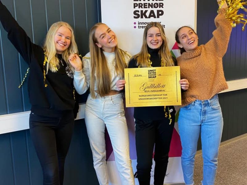 Fra venstre, Tuva Iversen, Sara Stunes, Anne Guro Nordli og Nathalie på Kirkenes videregående da de vant prisen for beste markedsføring.