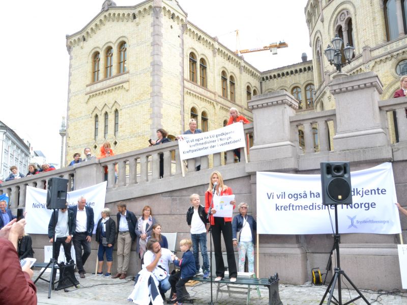 Daglig leder Trine Nicolaysen foran Stortinget ved en annen anledning