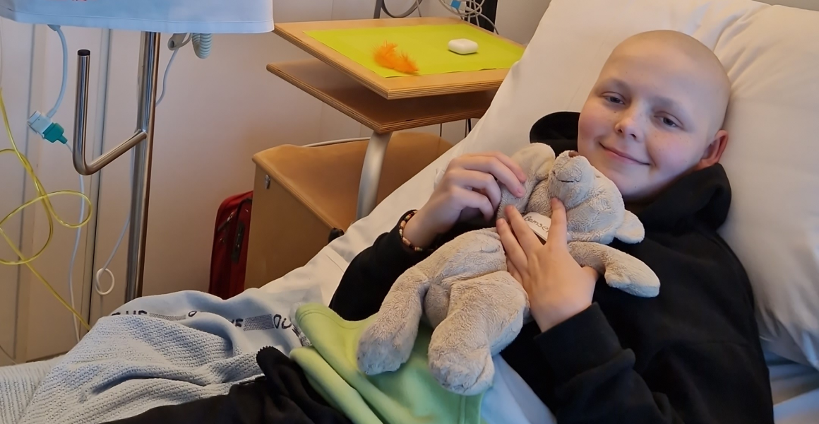 Lukas og Teddy i senga