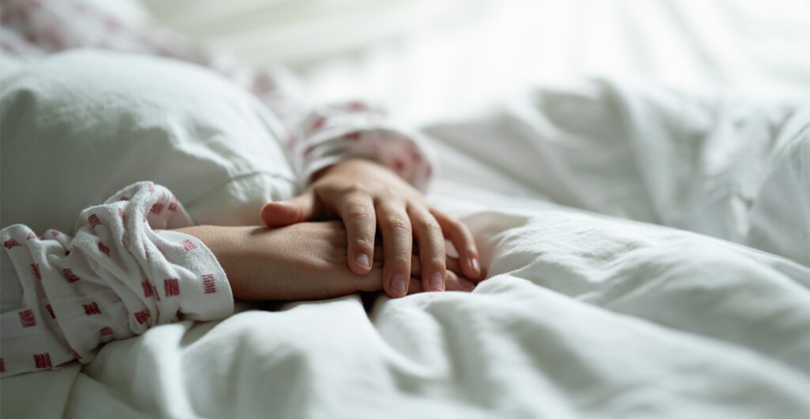 Barnehender i sengen