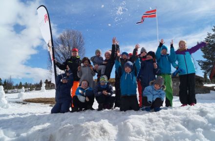 Foto: Barn fra fylkesforeningen i Buskerud jubler over gavene som har kommet inn til Barnekreftforeningen. 