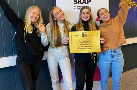 Fra venstre, Tuva Iversen, Sara Stunes, Anne Guro Nordli og Nathalie på Kirkenes videregående da de vant prisen for beste markedsføring.