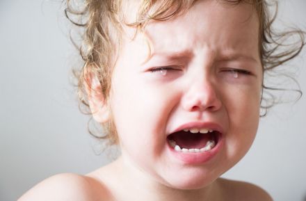 Barn gråter av smerte