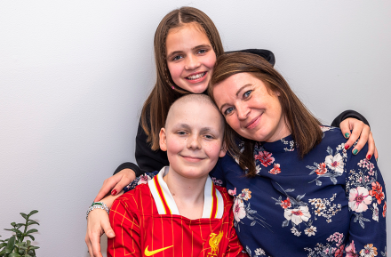 Lukas sammen med mamma og søster