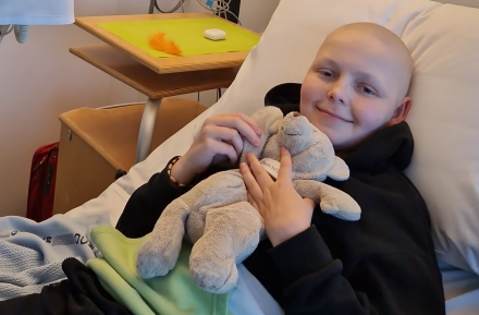 Lukas og Teddy i senga