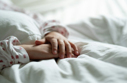 Barnehender i sengen