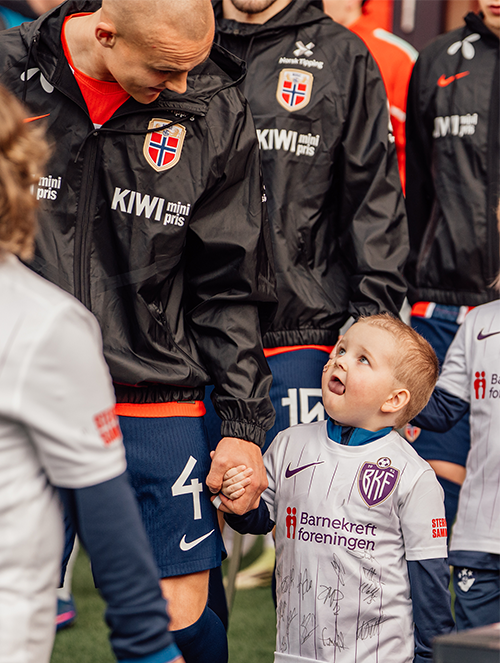 Helmer og Leo gå inn på Ullevål stadion