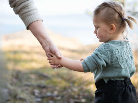 Liten pike leies av en besteforelder