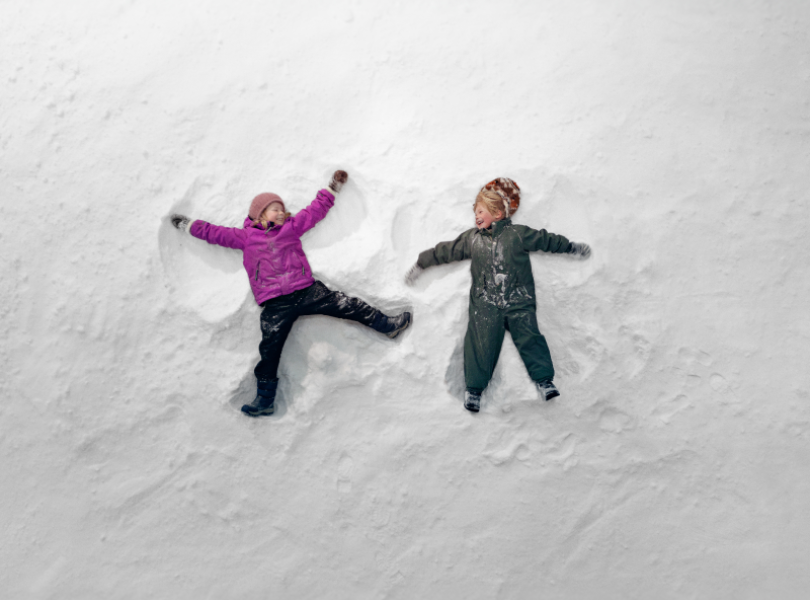 To barn som lager snøengler