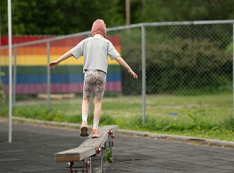 Illustrasjonsbilde jente balanserer