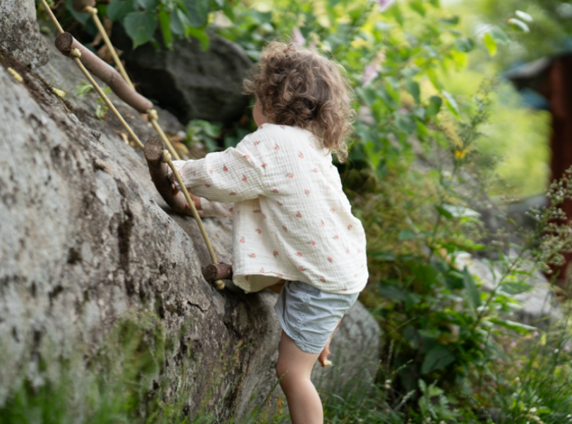 Barn leker i taustige ute på berget