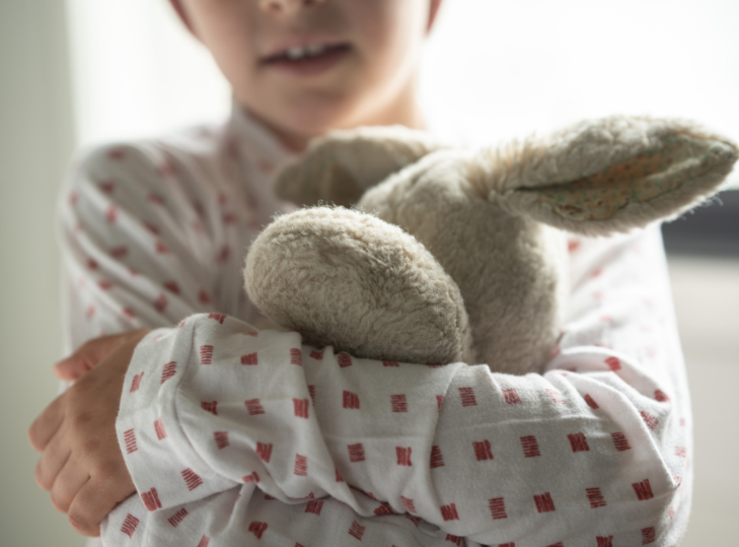 Kreftformer, barn som holder en kaninbamse